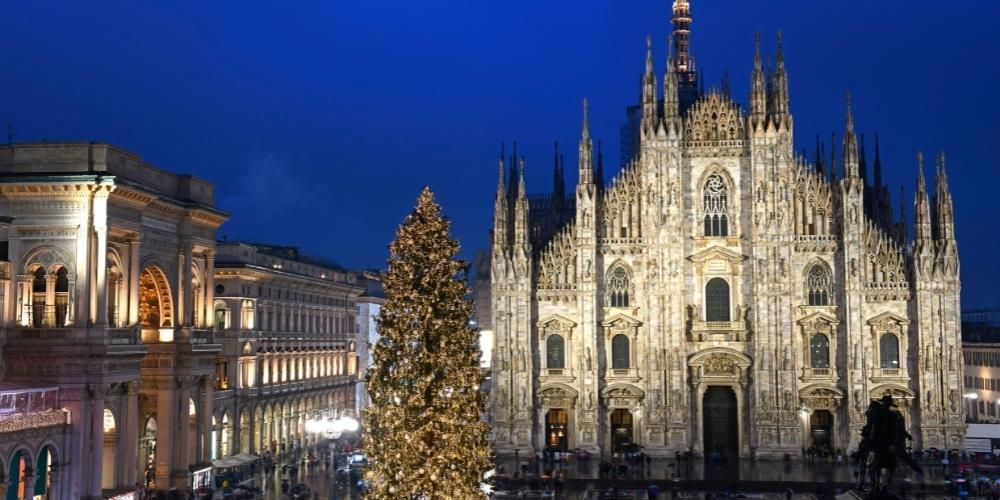 christmas-tree-at-the-cathedral-square-in-milan